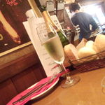 びすとろ UOKIN - お通しパン¥280 スパークリングボトル¥2800 