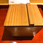 銀座 しのはら - 井戸の形をした木箱の中にガラスの器が