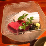 銀座 しのはら - 145年前に作られたバカラに盛られたお造り。
      ひらめ・あおりいか・まぐろ