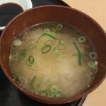 ごはん処 藤井堂 - ミニ海鮮丼 についてくる味噌汁 (2020.05.22)