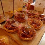 オーロール 東城屋 - パンバスケット、中のパンは色々