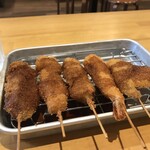 Kushi Kushi Hompo - 串カツ、牛肉・豚肉・たけのこ・海老・キス、一度漬けソースは、ボトルで掛けるタイプになっていました（２０２０．５．２２）