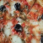 ピッツェリア グランデ - トマトソース、モッツァレラチーズ、アンチョビ、オリーブ、ケッパー。