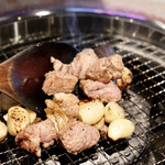韓国式焼肉 MAYAKK CALVI - 木ベラで転がしながら焼きます