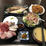 魚平食堂 - 海鮮丼、しじみ汁、大粒牡蠣フライ、特大サバ焼き、海鮮サラダ