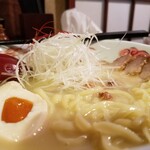 麺酒処 ぶらり - 鶏白湯・玉子入り。