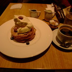 カフェ＆ブックス ビブリオテーク - パンケーキと珈琲