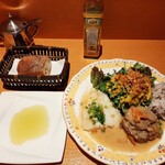 西洋料理　いまとむかし - お肉とお魚のダブルメインにサラダもたっぷりのメインプレート、香ばしいバゲットのお供はレモンが香るオリーブオイル