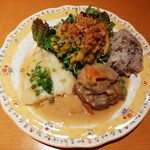 西洋料理　いまとむかし - 内容充実のメインプレート、右はポークの煮込み、左は平目のムニエル、雑穀米や野菜の種類が豊富なサラダも嬉しい！
