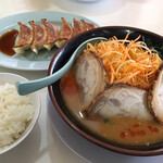 Kuruma Ya Ramen - ねぎ味噌チャーシューと餃子。ライスも付けました。