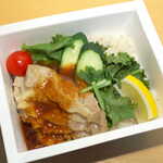 Mujirushi Ryouhin - カオマンガイ（￥650→455）。胡麻ダレで味付けされた鶏肉を、パクチーと一緒に食べるとアジアンムード満点♪