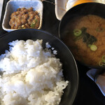 ヒロミ - ご飯、納豆、味噌汁。