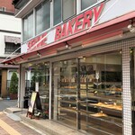 セキネベーカリー - エントランス。開店直後は棚スカスカ。