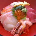 Ajiya - 海鮮丼（マグロ、真鯛、サーモン、ホタテ、甘エビ、イクラ、玉子焼き）、味噌汁、新香付き