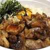 Miyazakinojidoritoromomo - ④地鶏丼(500円)
                地鶏のもも肉でしょうか？
                炭火焼きで芳ばしく中心部のみレア感が残る焼き上がり。
                肉汁たっぷりで白ご飯が進みます♪
                卵もプリっと盛り上がり濃厚な味わい。