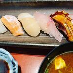 味道楽 - 赤だしは必須ですね。