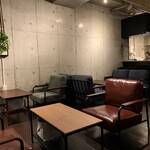 KokoFLAT cafe Hommachi - ゆったりくつろげるソファー席★おひとりさまからどうぞ♪