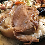 Famirisuto atemba - ・厚切りの三枚肉がご飯の上にどーん