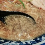 麺屋 八海山 - 目の細かい背脂がたっぷり