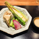 神楽坂 鉄板焼 中むら - 焼き野菜　淡路島産新玉葱　沖縄県産ヤングコーン　長野県産白霊茸　グリーンアスパラガス　群馬県産紅芯大根　チーズソース