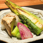 神楽坂 鉄板焼 中むら - 焼き野菜　淡路島産新玉葱　沖縄県産ヤングコーン　長野県産白霊茸　グリーンアスパラガス　群馬県産紅芯大根　チーズソース