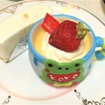 ヴォアラ洋菓子店 - 季節のプリン（手前）、レアチーズ