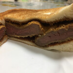 キャトルラパン - 肉厚のヒレカツを大胆に使用しています