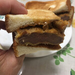 キャトルラパン - じゅわぁ〜っと肉汁と特製ソースの旨味、たまりましぇん