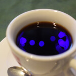 クッチーナ イタリアーナ＆ピッツェリア ズッカ - ブルーのランプが反射した珈琲