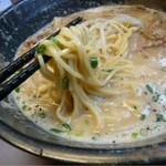 Tsukemembouzu - 背脂魚介らぁ麺（麺持ち上げ）