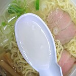 ラーメン すがわら - 「塩ラーメン」スープはこんな感じ