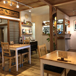 ギャラリーカフェ narairo - 落ち着いた雰囲気のテーブル席