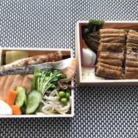 鮨料理 一高 - 「金シャケ極上のり弁　1,500円(税込）」と「うなぎ弁当　3,000円(税込）・・蓋を取ると。