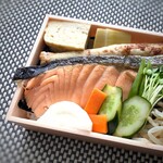鮨料理 一高 - ＊鮭は薄めですけれど、大きな切り身で美味しい。 ちくわ天、厚焼き卵、筍の煮物などが添えられていて、ボリュームある品。