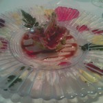 モナリザ 恵比寿店 - 突き出しは花がきれいなかつおのスモーク、何だか楽しげですよね