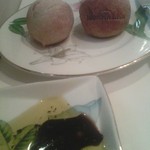 モナリザ 恵比寿店 - まずはパンは2つ、ライ麦パンにはロゴが入ってる。オリーブオイルにバルサミコと黒こしょうも。