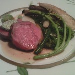 モナリザ - 真空調理の子羊のグリエ、付け合せの野菜も色々珍しくておいしいし、肉も当然うまい、というかうますぎ。