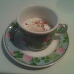 モナリザ - デザートの前のイチゴのスープ仕立て、チーズかこれかの選択で追加料金なしがうれしい