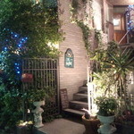 カフェ　ムルソー - 緑に囲まれている入り口