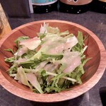 近江牛と有機野菜の呑処 ひだまり - 水菜のシャキシャキサラダ 赤蕪ドレッシング