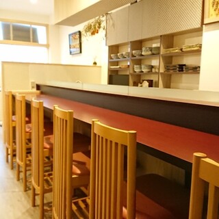 明るく清潔感ある店内、女性おひとり様のご利用もお気軽に◎
