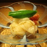 もと井 - 先付：白無花果、帆立の炙り、えんどう の新玉ねぎドレッシングかけ。　新玉ねぎのドレッシングが良いですネ！　帆立は 表面が炙ってあり、なかはレアそのもので 貝柱の繊維を感じられるプリッとした食感が堪りません！　　　　　2020.05.09