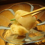 もと井 - 先付：白無花果、帆立の炙り、えんどう の新玉ねぎドレッシングかけ。　新玉ねぎのドレッシングが良いですネ！　帆立は 表面が炙ってあり、なかはレアそのもので 貝柱の繊維を感じられるプリッとした食感が堪りません！　　　　　2020.05.09