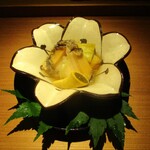 もと井 - 蒸した鮑、焼き茄子、奥三河の地鶏ささみ：地鶏は 朝獲りです。 鮑がとても柔らかで、焼き茄子の鼻に抜ける香りがとても良いですネ！　鮑のなんて美味しいことォ！　　　　　2020.05.09