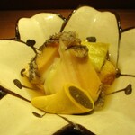 もと井 - 蒸した鮑、焼き茄子、奥三河の地鶏ささみ：地鶏は 朝獲りです。 鮑がとても柔らかで、焼き茄子の鼻に抜ける香りがとても良いですネ！　鮑のなんて美味しいことォ！　　　　　2020.05.09