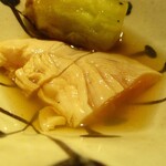 もと井 - 蒸した鮑、焼き茄子、奥三河の地鶏ささみ：地鶏は 朝獲りです。 鮑がとても柔らかで、焼き茄子の鼻に抜ける香りがとても良いですネ！　鮑のなんて美味しいことォ！　　　　　2020.05.09