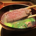 もと井 - 椀物：三州牛ヒレ肉の碗は、炙ったヒレ肉の火の通りが絶妙で 九条葱がたっぷり入っていて、生七味の香りがとても良いですネ！　　　　　2020.05.09