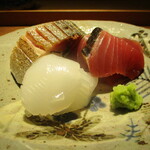 もと井 - お造り：初ガツオの藁焼き、アオリイカ、さわら炙り、鯖寿司 を、エシャレットとポン酢、醤油 で頂きます。　どれも美味しいですが、特に 鯖は脂がよくのっていて、鯖寿司がメチャ美味しかったです！　　　　　2020.05.09