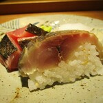 もと井 - お造り：初ガツオの藁焼き、アオリイカ、さわら炙り、鯖寿司 を、エシャレットとポン酢、醤油 で頂きます。　どれも美味しいですが、特に 鯖は脂がよくのっていて、鯖寿司がメチャ美味しかったです！　　　　　2020.05.09