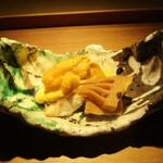 もと井 - イサキと筍の山椒煮：イサキの上には、卵黄で作られたタレに雲丹がタップリと使われています。 良い味付けがされていて、雲丹の お味が引き立てられています。　　　　　2020.05.09